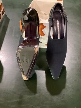 Donald Pliner navy pump with side opening